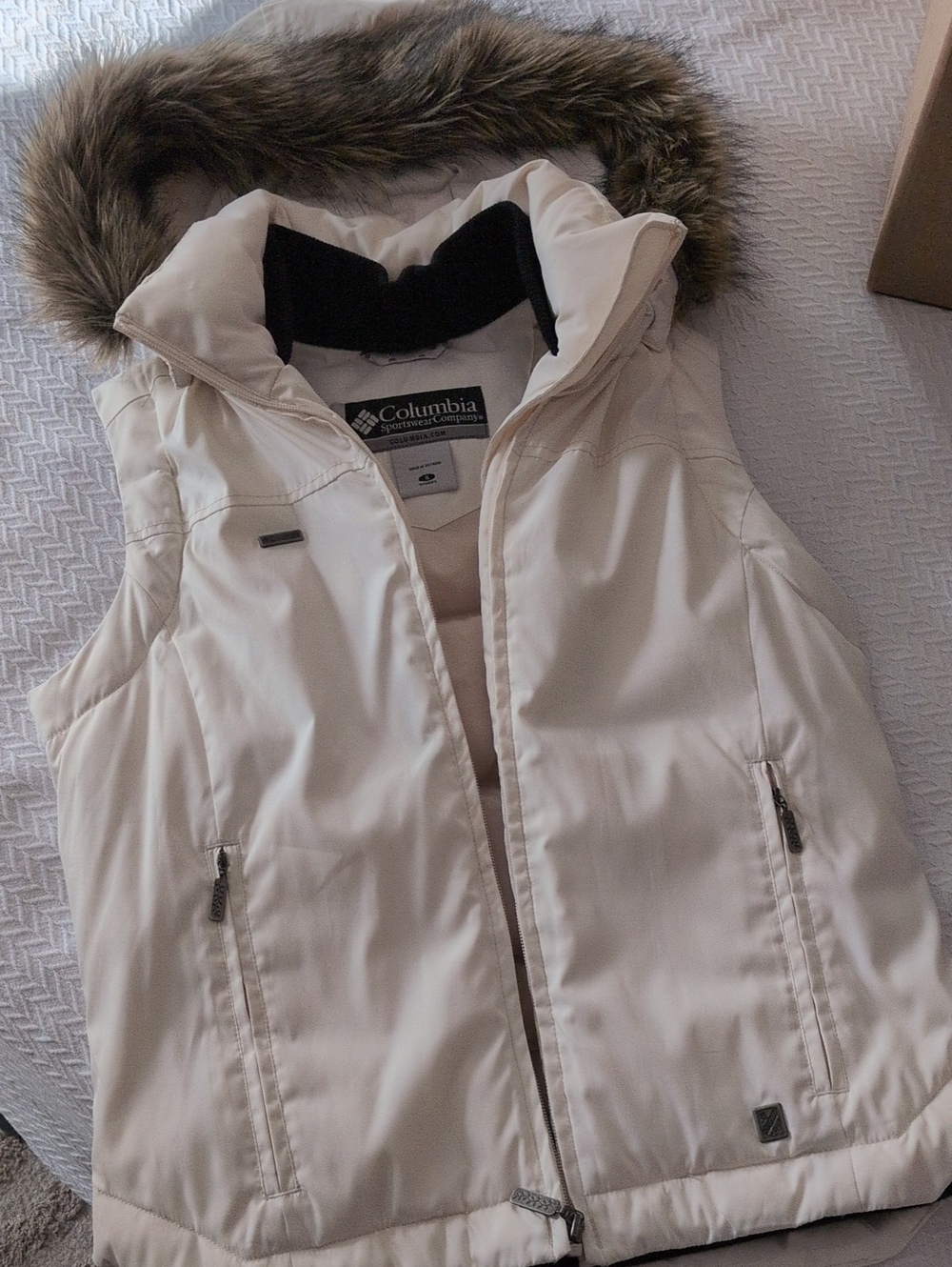 Columbia Down Filled Women's Cream Small Hooded Puffer Vest with Faux Fur Trim